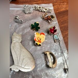 Vintage brooch lot